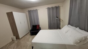 Iron/ironing board, WiFi, bed sheets - Cozy 1-bedroom apartment in a wonderful Gittens Close Rock Hall location (Six Roads)