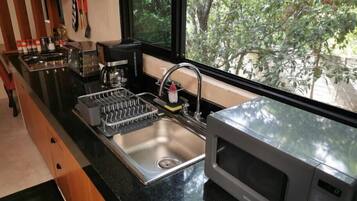 Superior Apartment, Garden View | Private kitchen