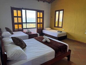 4 bedrooms, WiFi, bed sheets, wheelchair access - Hospedaje Villa Flor, ideal for families (Barichara)