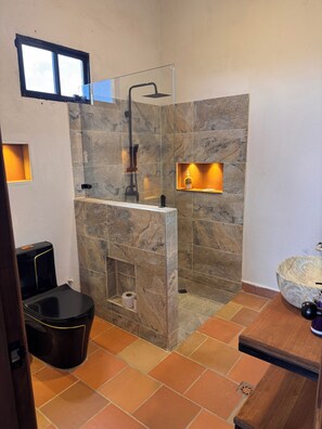 Serviettes fournies, savon, papier de toilette