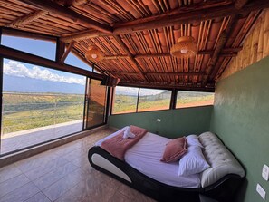 4 bedrooms, WiFi, bed sheets, wheelchair access - Hospedaje Villa Flor, ideal for families (Barichara)