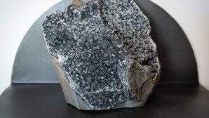 A rock sculpture with a rough texture and a dark, metallic appearance. - Apartment Multicolor Amethyst at Wolfgangsee Alpenblick (St. Wolfgang)