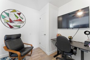 Interior - Comfortable& Spacious 2BR Near Downtown Atlanta & Airport Free Parking + W/D (Atlanta)