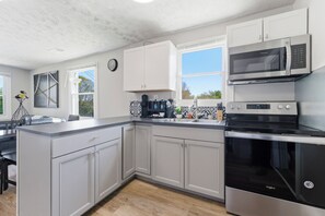 Private kitchen - Comfortable& Spacious 2BR Near Downtown Atlanta & Airport Free Parking + W/D (Atlanta)