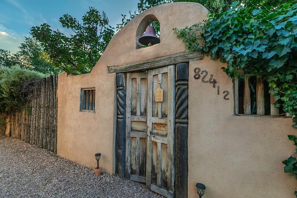 Un bâtiment rustique, doté d’une cloche, d’une porte en bois et du numéro 82412 inscrit sur le mur.