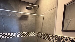 Un baño con ducha, inodoro y lavamanos.