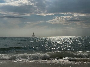 A beach with waves, a sailboat, and a cloudy sky. - 4 bdrm/2 ba house in West Falmouth, 1 mi to Old Silver Beach (Falmouth)