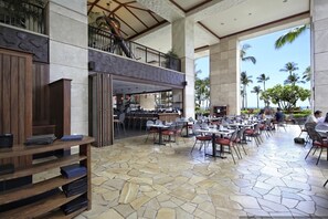 Outdoor dining - Studio Ko Olina Beachfront Resort & Spa Kapolei! (Kapolei)