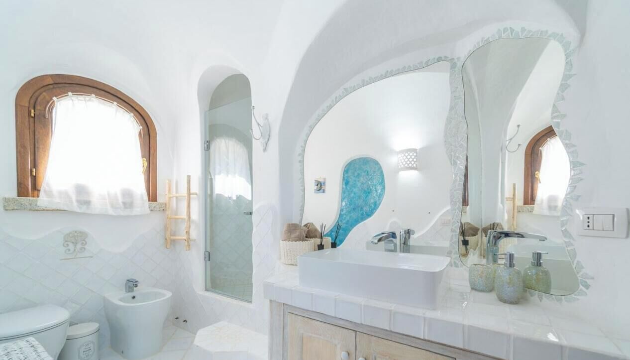 Een douche, een bidet, shampoo