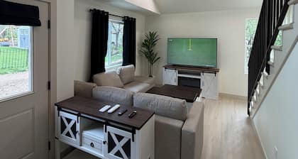 Beautiful, brand new 2-bedroom + loft cottage in quiet Lindon. Sleeps 6. Gated.