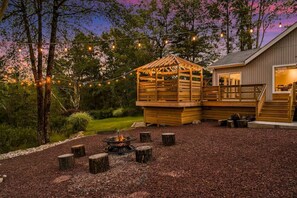 Terrace/patio - Summitgrove Cabin w/ Hot tub, Game Room &OutdoorTV (Long Pond)