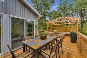Outdoor dining - Summitgrove Cabin w/ Hot tub, Game Room &OutdoorTV (Long Pond)