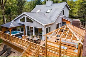 Outdoor dining - Summitgrove Cabin w/ Hot tub, Game Room &OutdoorTV (Long Pond)