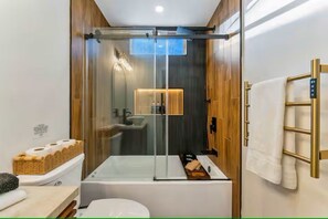 Hair dryer, towels, soap, toilet paper - Relaxing Retreat W/ Hot Tub Near Pocono Mountains (Blakeslee)