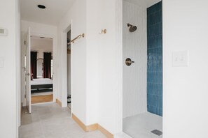 Shower, hair dryer, towels, shampoo