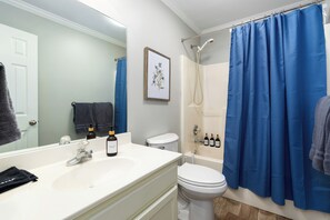 Banheira de hidromassagem, secador de cabelo, toalhas de banho, sabonete