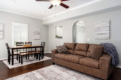 Family Retreat with King/Queen Beds open concept