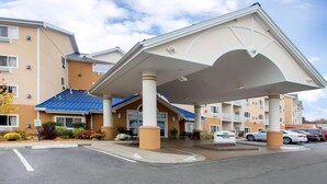 A hotel with a covered entrance, multiple floors, and a parking lot. - Wisconsin Dells Family Stay with Water Park Access & Spacious 2BR Suite (Wisconsin Dells)