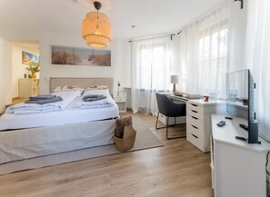 Tabla de planchar con plancha, wifi y ropa de cama 