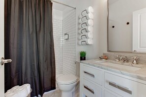 Shower, hair dryer, towels, shampoo - 10BR Downtown Savannah Combo | Walk to Nightlife (Savannah)