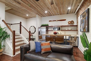 Interior - 10BR Downtown Savannah Combo | Walk to Nightlife (Savannah)