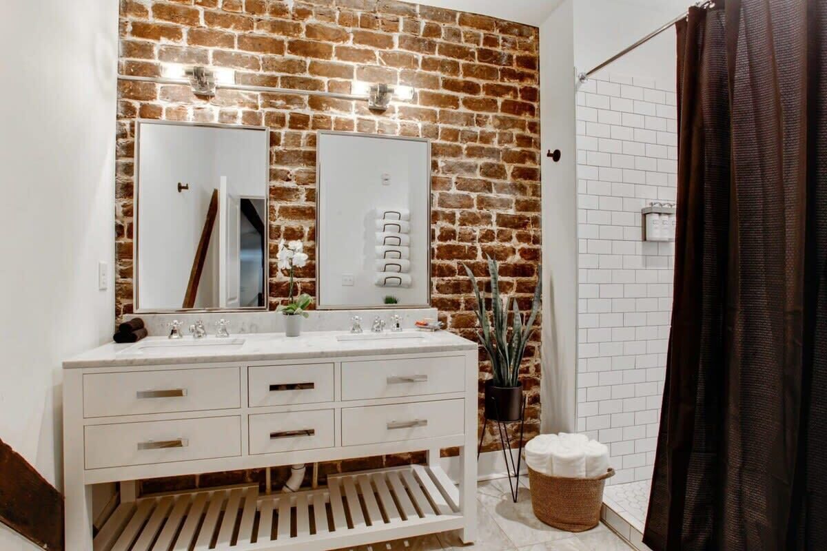 Douche, sèche-cheveux, serviettes fournies, shampoing