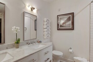 Shower, hair dryer, towels, shampoo - 10BR Downtown Savannah Combo | Walk to Nightlife (Savannah)