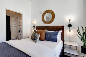 10 bedrooms, desk, iron/ironing board, free WiFi - 10BR Downtown Savannah Combo | Walk to Nightlife (Savannah)