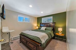 2 bedrooms, iron/ironing board, WiFi, bed sheets -  Mountain Lake View Escape w/Hot Tub near Khalahri (albrightsville)