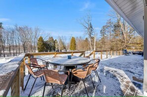 Outdoor dining -  Mountain Lake View Escape w/Hot Tub near Khalahri (albrightsville)