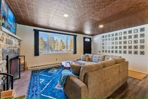 Living area -  Mountain Lake View Escape w/Hot Tub near Khalahri (albrightsville)