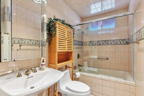 Shower, hair dryer, towels, shampoo - San Diego Hidden Gem: 4BR w/ Spa + Putting Green (San Diego)