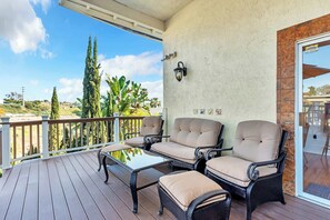Terrace/patio - San Diego Hidden Gem: 4BR w/ Spa + Putting Green (San Diego)