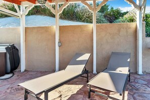 Terrace/patio - San Diego Hidden Gem: 4BR w/ Spa + Putting Green (San Diego)