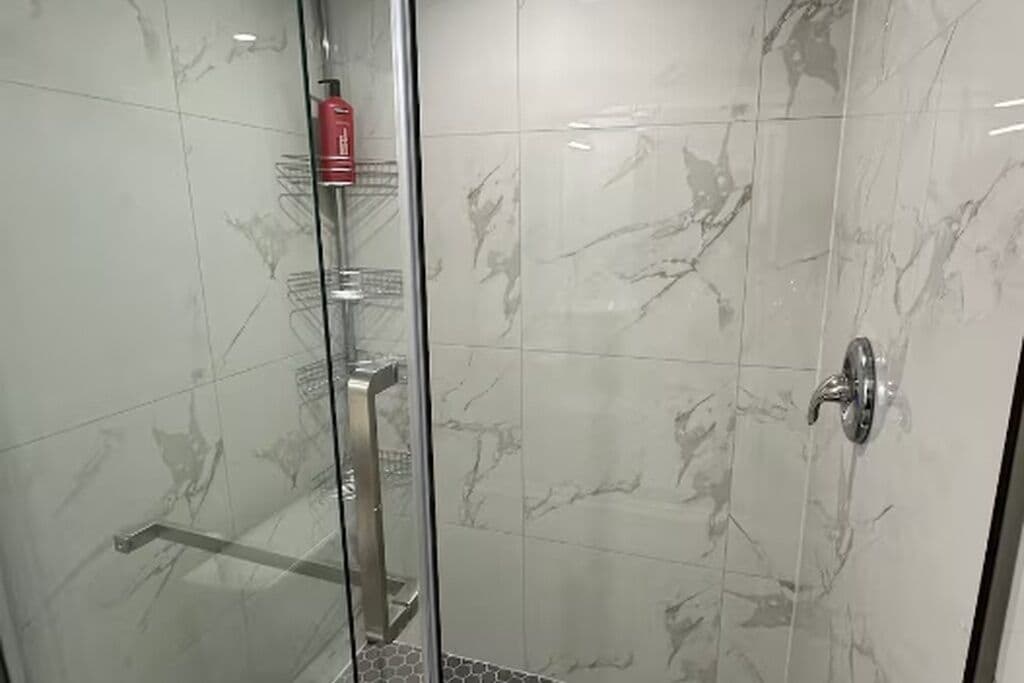 Ducha, secador de pelo, toallas y jabón