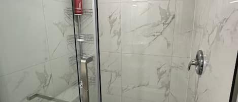 Ducha, secador de pelo, toallas y jabón
