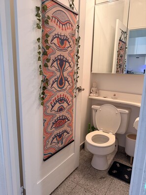 Hårtork, handdukar, tvål och toalettpapper