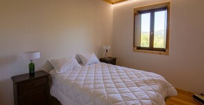 Tabla de planchar con plancha, internet y ropa de cama 