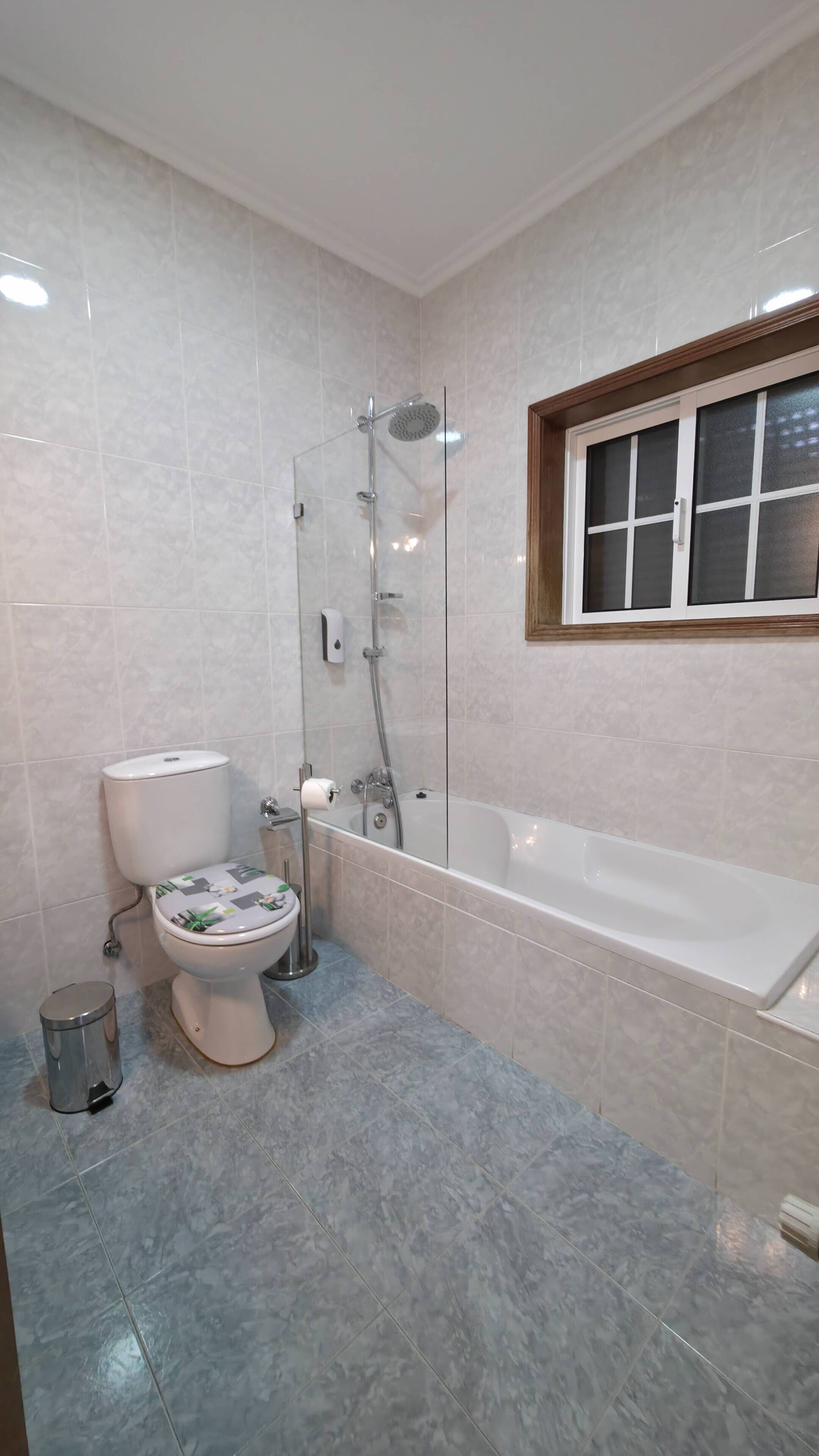 Une salle de bain équipée de toilettes, d’un bidet et d’une baignoire.