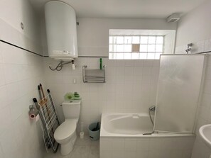 Bathroom - Studio in the heart of Corsica. (Venaco)