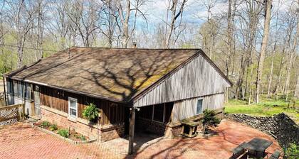 Serene 2-bedroom cottage along Marsh Creek in charming Gettysburg