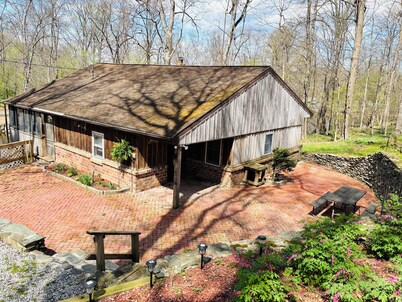 Serene 2-bedroom cottage along Marsh Creek in charming Gettysburg