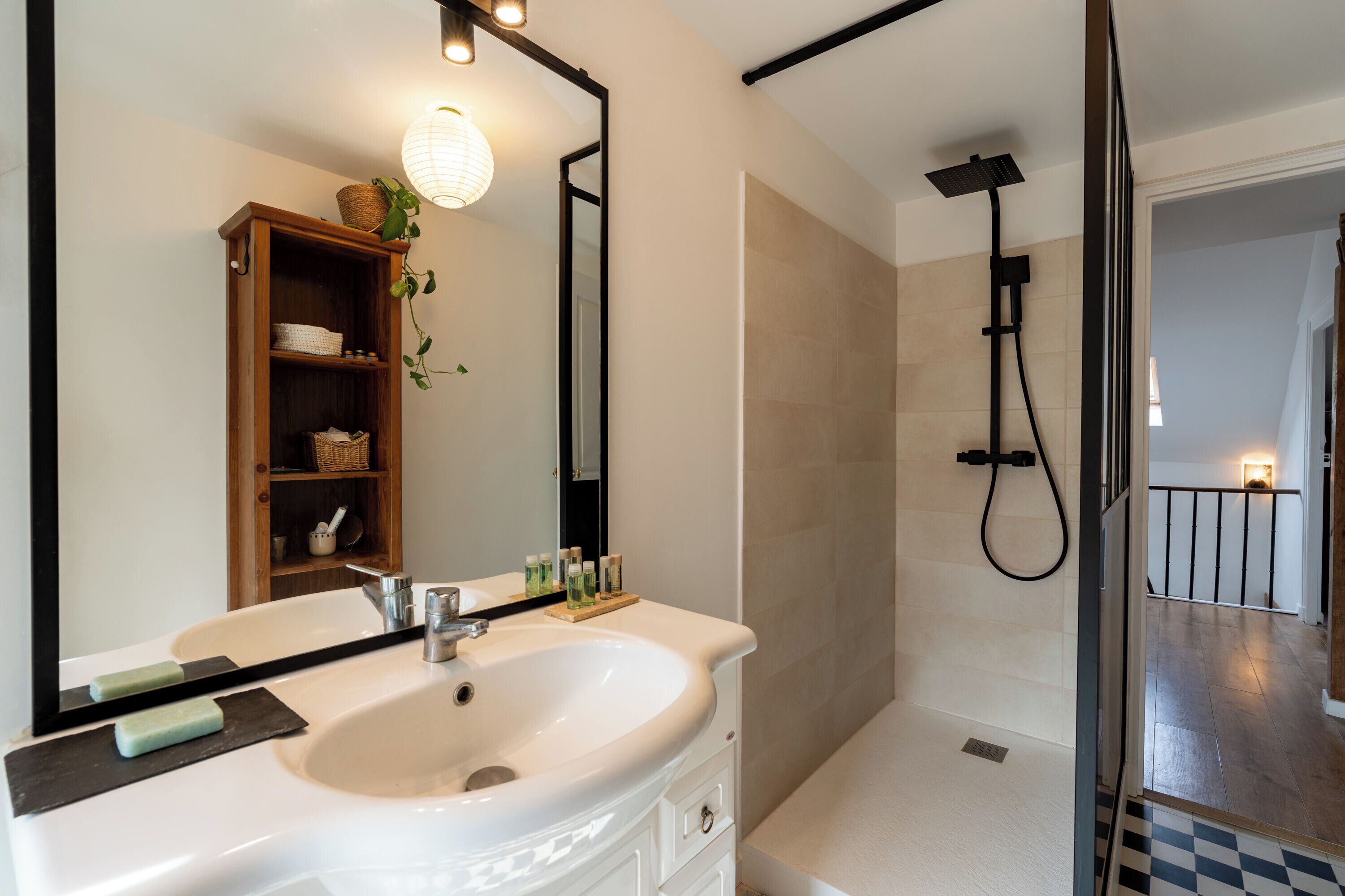 Douche, séchoir à cheveux, serviettes fournies