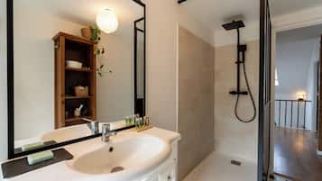 Shower, hair dryer, towels