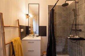 Douche, sèche-cheveux, serviettes fournies
