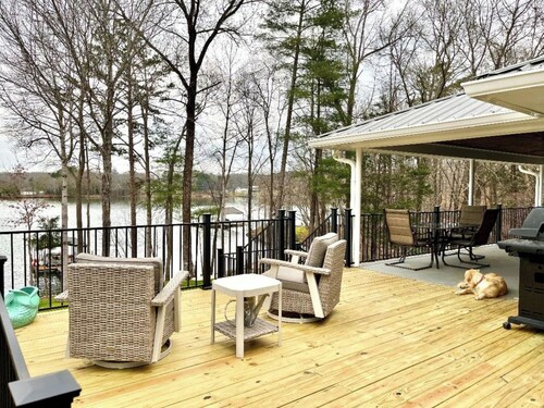 Waterfront home for 12: pets welcome, covered deck, boat slip, beach area, grill