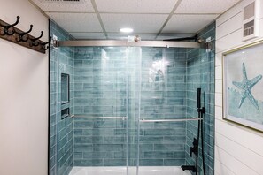 Shower, towels - Sandy Seahorse Tower 3 - 10th floor - best view! Private balcony, 2 kings, bunks (Panama City Beach)