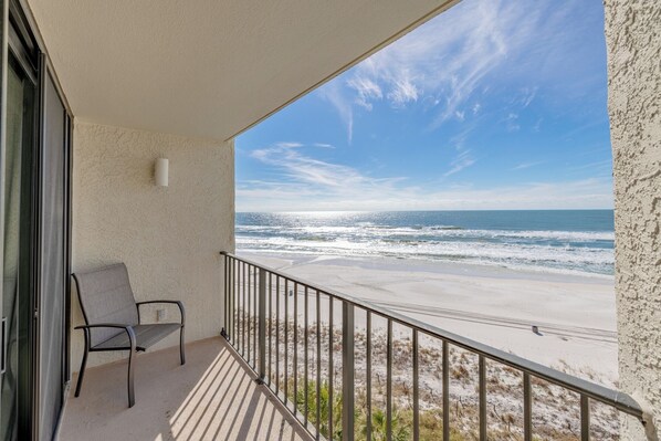 Property grounds - Sandy Sunsets Tower 3 - 6th floor, gorgeously updated beachfront w/2 king beds+ (Panama City Beach)