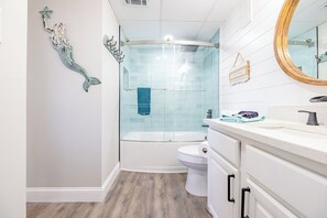 Shower, towels - Sandy Sunsets Tower 3 - 6th floor, gorgeously updated beachfront w/2 king beds+ (Panama City Beach)