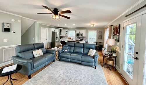 Hartwell waterfront home -game room, boat slip, firepit, golf cart, pet-friendly